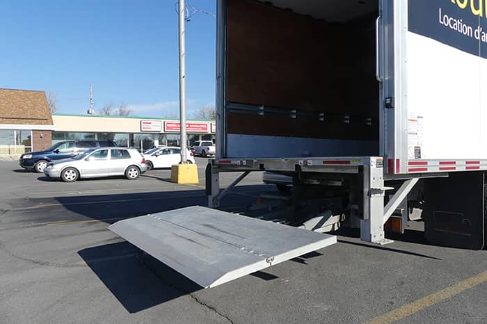 Camion avec monte-charge-bonneroute